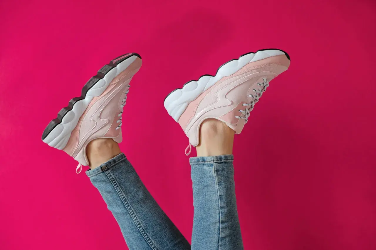Buty mietowe czy różowe? Odkryj prawdziwy kolor tych butów