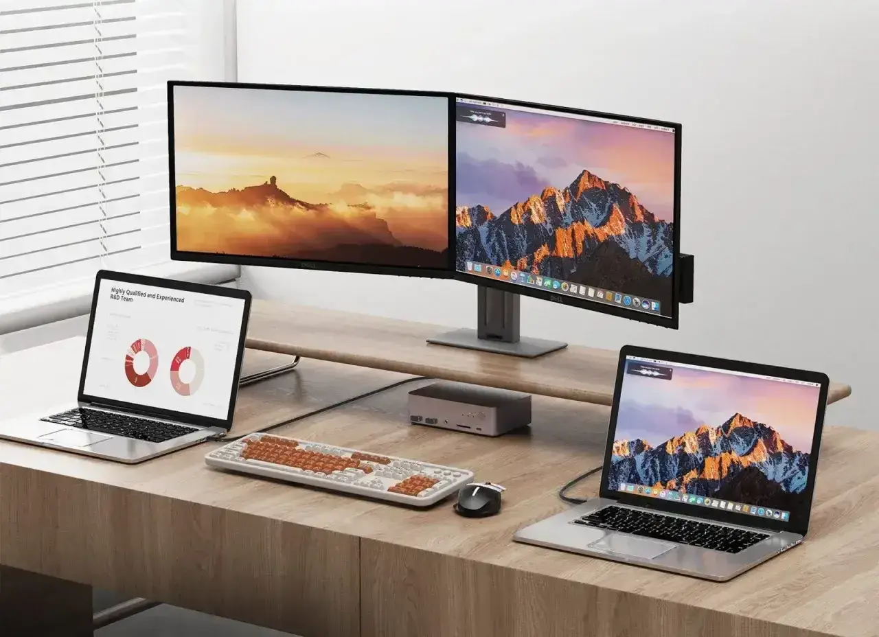 Dwa monitory i dwa laptopy na biurku. Dowiedz się, jak podłączyć dwa monitory do laptopa, aby zwiększyć produktywność.