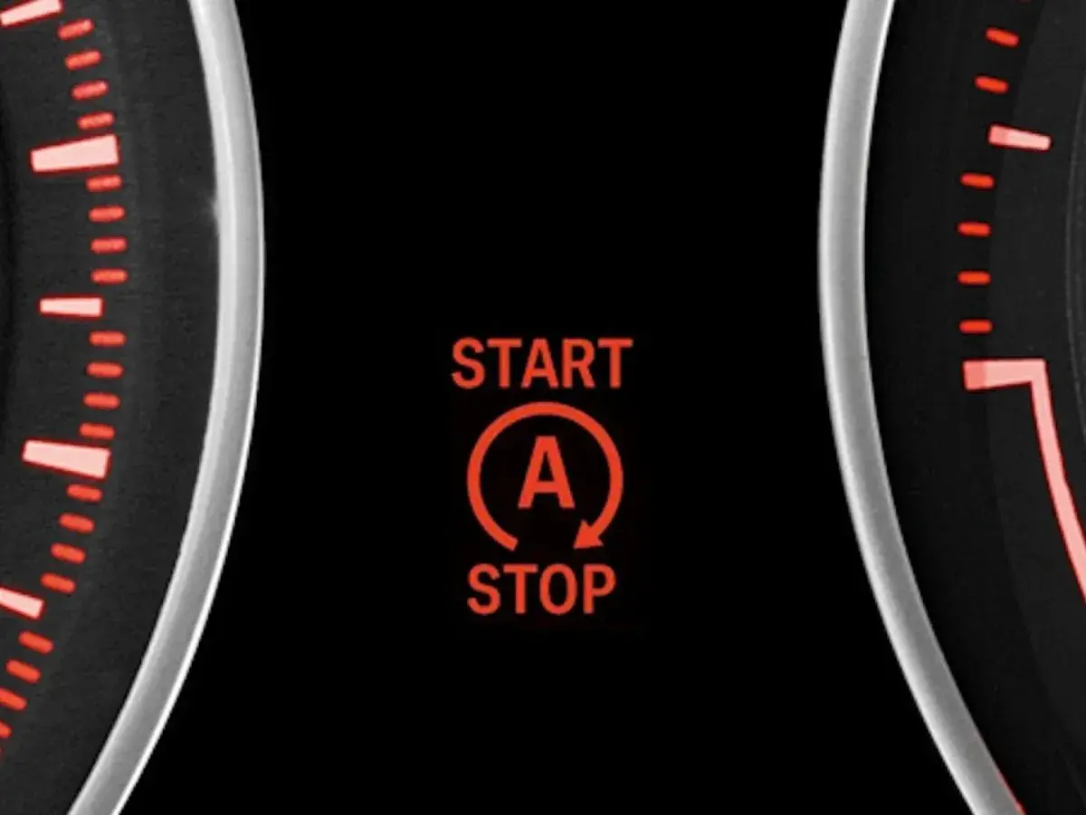 Cruscotto auto con indicatore "START STOP" e simbolo "A" in rosso. Pronto per partire o fermarsi.