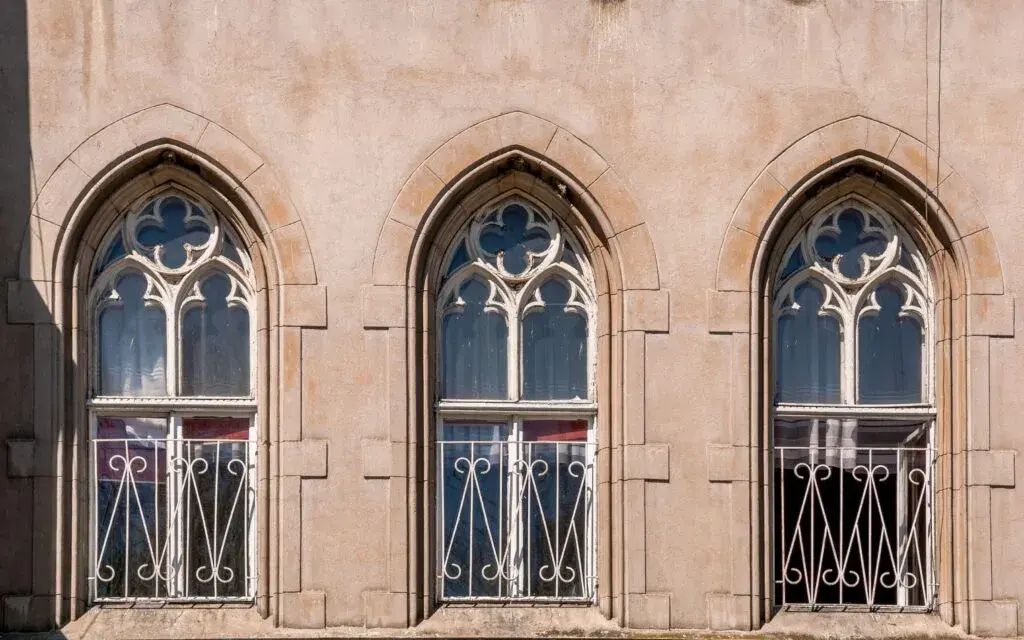 Pałac w Jędrzejowie: fascynująca historia i architektura czekają na Ciebie