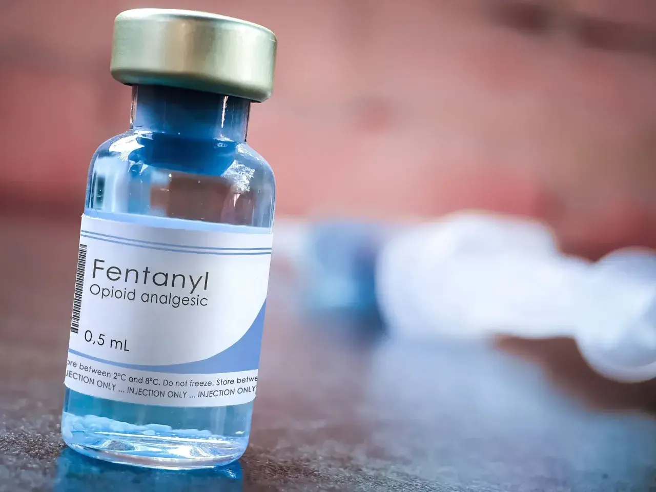 Fiolka z lekiem Fentanyl, silnym opioidem. Ten narkotyk jest niebezpieczny i uzależniający.