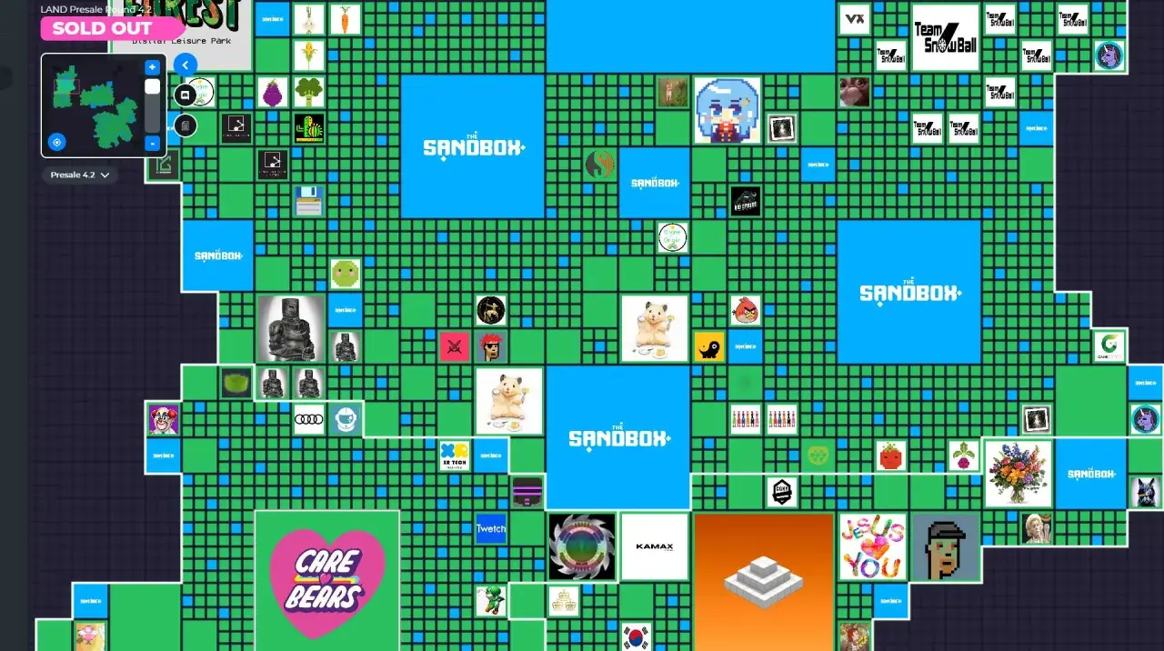 Mapa wirtualnego świata The Sandbox z widocznymi działkami, logotypami marek i grafikami. Widać m.in. "Care Bears", "Team SnowBall" i "The Sandbox".