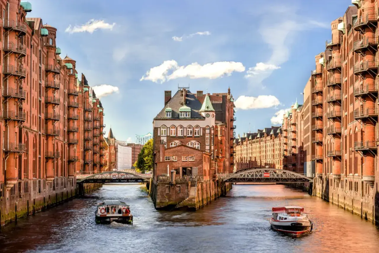 Speicherstadt Hamburg: Ein Muss für jeden Besucher. Kanäle, Brücken und Backsteinbauten, die eine einzigartige Atmosphäre schaffen.