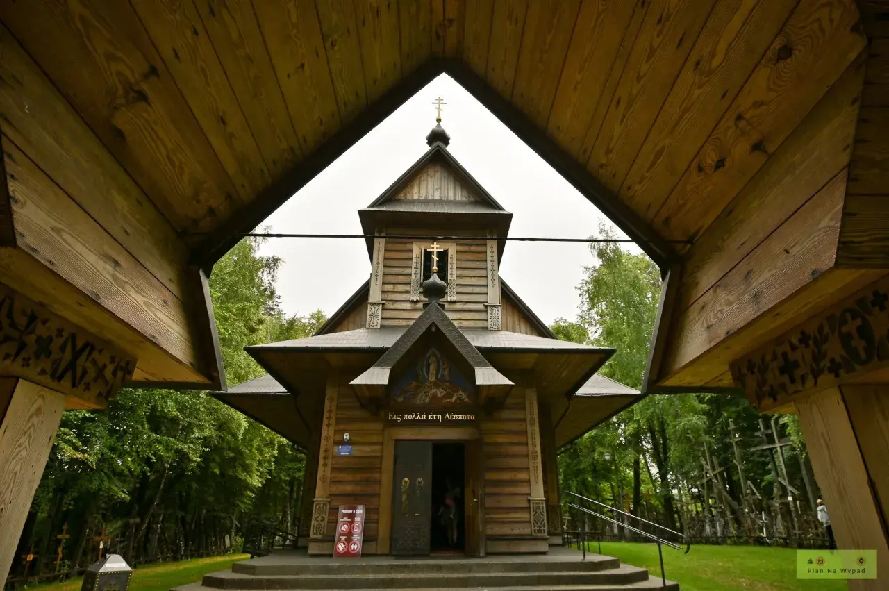 Drewniana cerkiew na Grabarka góra, otoczona lasem i krzyżami.