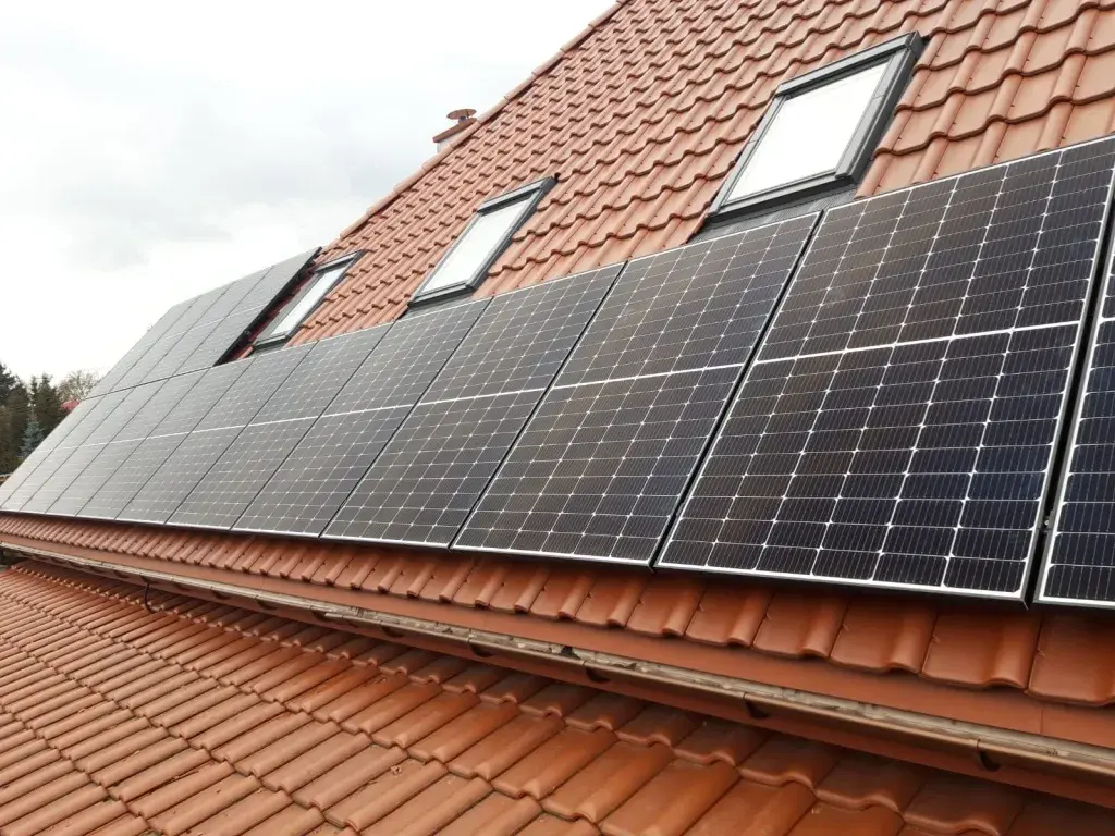 Jak podłączyć panele solarne: uniknij najczęstszych błędów i problemów