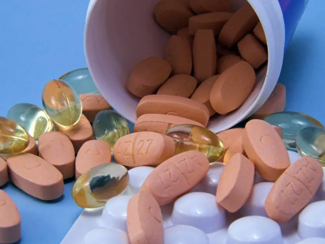 Tabletten und Kapseln, darunter auch Glucosamin, liegen verstreut. Manche Nutzer berichten von Gewichtszunahme bei der Einnahme.