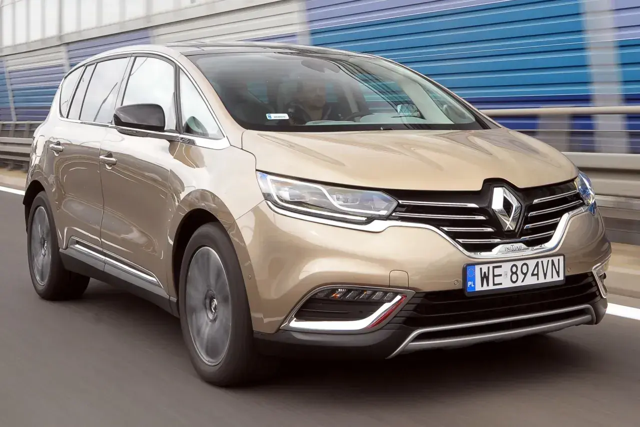 Złoty Renault Espace 5 na drodze. Jaki silnik wybrać do tego rodzinnego vana?