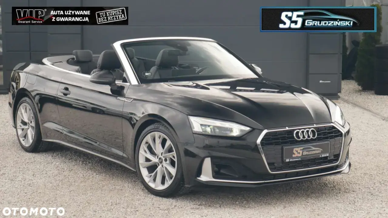 Czarny kabriolet coupe z otwartym dachem, gotowy na letnie przejażdżki. Elegancki i sportowy.