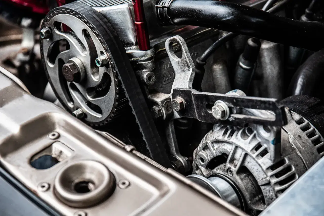Detalle de motor de coche con correa y polea. ¿Cuánto cuesta cambiar el motor de un coche?