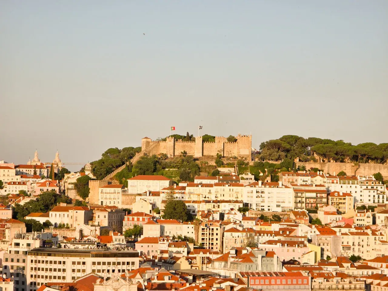 Vista panorámica de Lisboa con el castillo en la cima. Un plan perfecto para saber qué ver en Lisboa en 3 días.