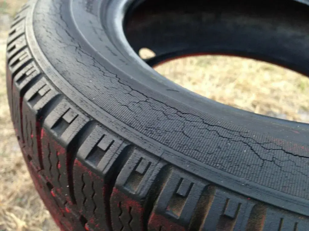 Flanco neumático dañado: riesgos y cómo evitar accidentes graves