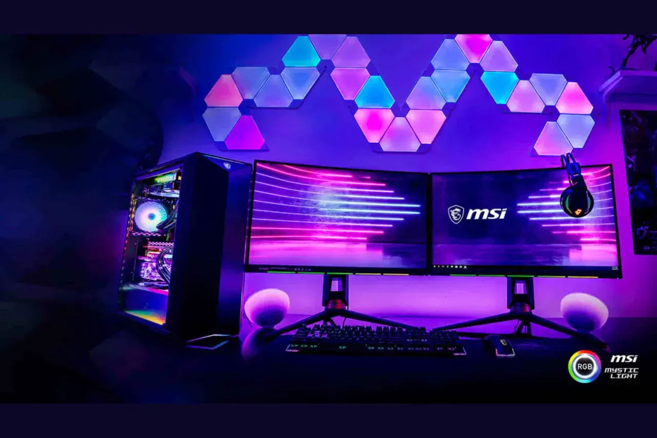 Gaming-Setup mit RGB-Beleuchtung, gesteuert durch MSI Mystic Light RGB Software. Ein PC, zwei Monitore und Wandpaneele leuchten in Pink und Blau.