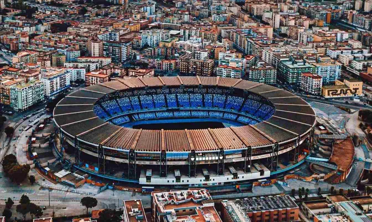 Stadion w Neapolu, potencjalne miejsce Euro 2032, otoczony gęstą zabudową miejską.