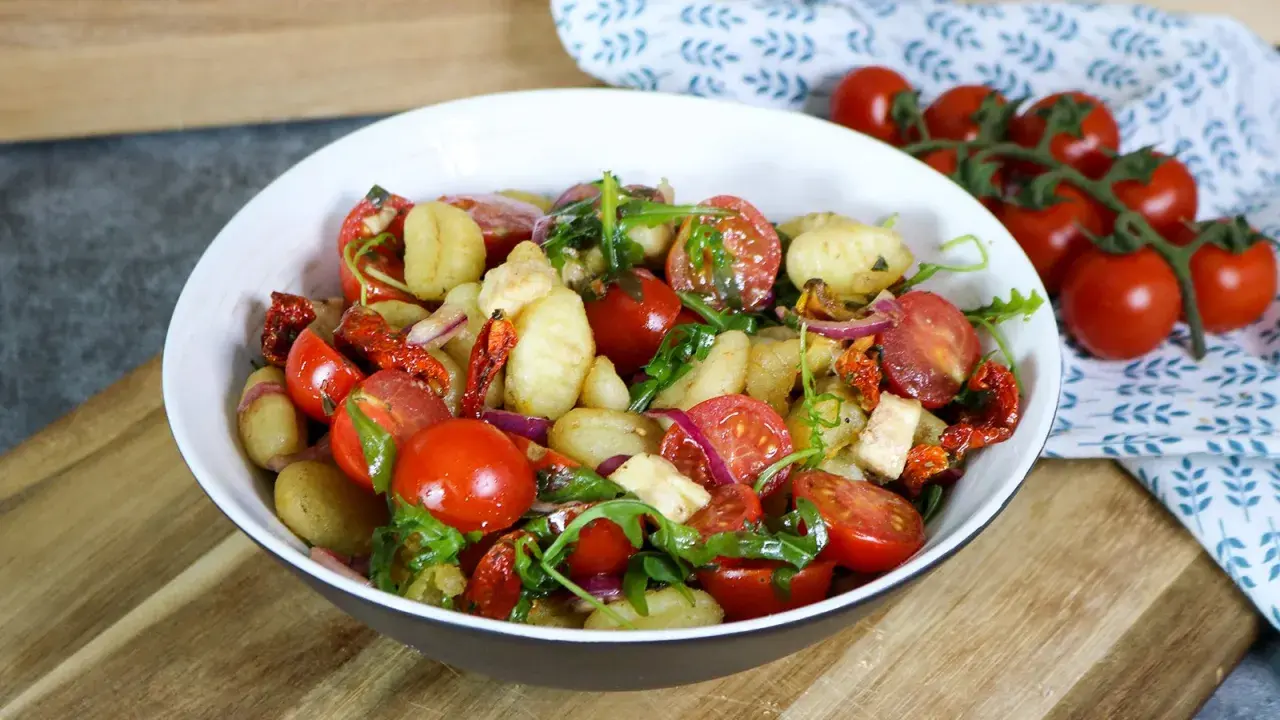 Leckerer Gnocchi Salat mit Kirschtomaten, getrockneten Tomaten, roter Zwiebel und Rucola. Ein leichter Genuss!