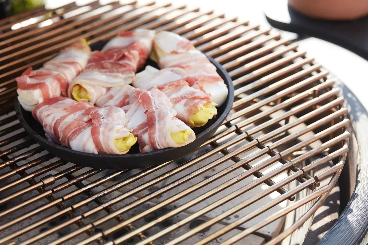 Endives enroulées de lard, prêtes pour une cuisson savoureuse sur le barbecue.