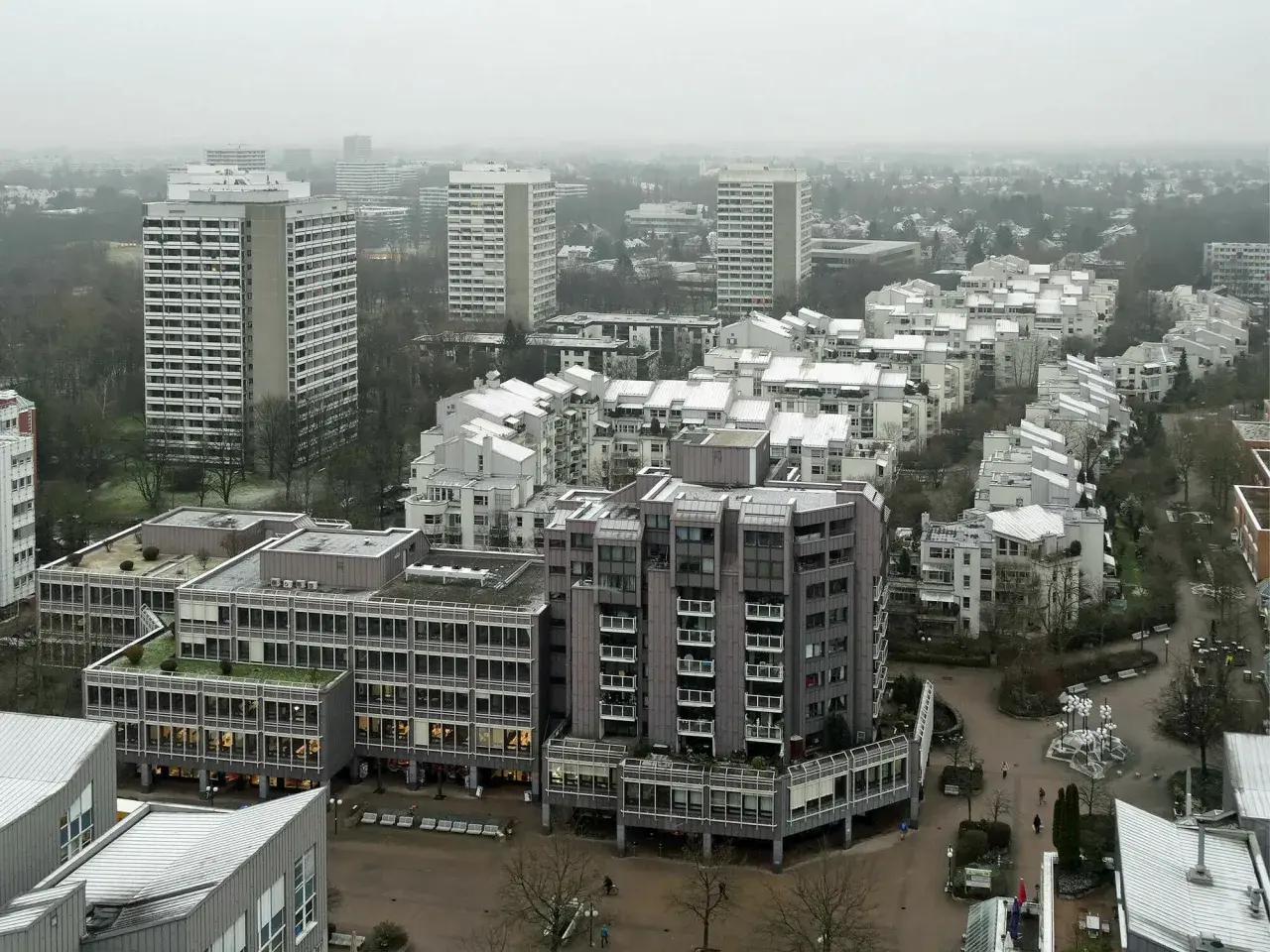 Moderne Wohnblöcke mit harter Bedachung, die Brandschutz-Standards erfüllen, im winterlichen Stadtbild.