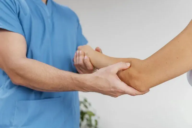 Ile trwa rehabilitacja po złamaniu ręki? Kluczowe informacje o czasie i ćwiczeniach