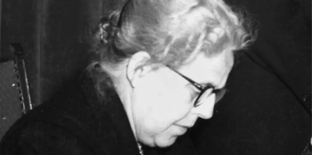 Porträt von Helene Wessel, einer engagierten Politikerin, die mit nachdenklicher Miene und Brille in die Ferne blickt.