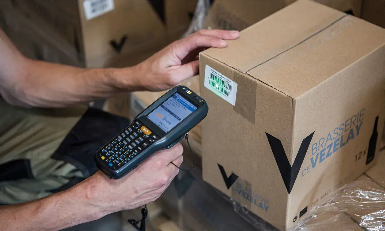 Paket wird für Abholung am Paketshop-Standort gescannt.