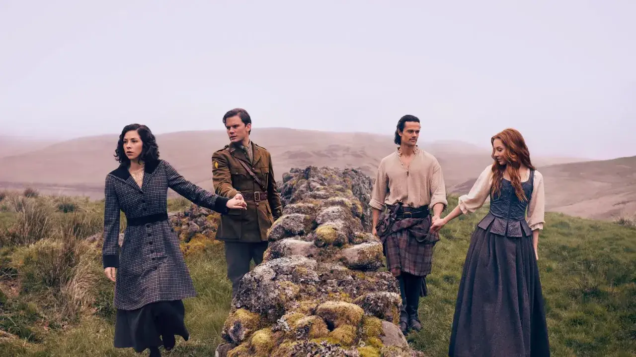 Cztery postacie na tle mglistych wzgórz. Dwie pary trzymają się za ręce, sugerując więzi z serialu **Outlander: Krew z krwi**.