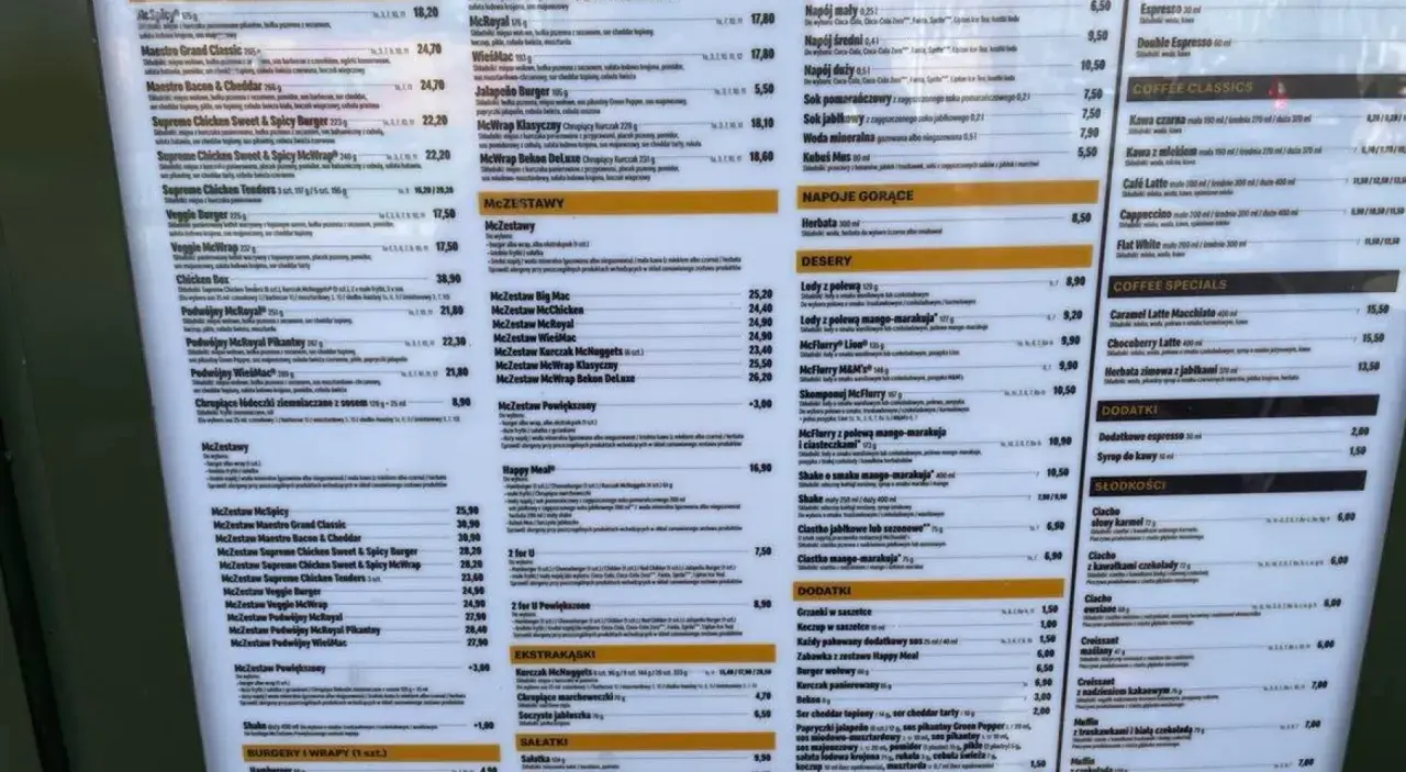 Ile kosztuje średnia cola w McDonald's? Na tej liście znajdziesz ceny napojów, w tym Coca-Coli.