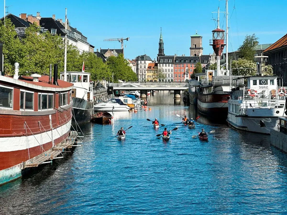 Kajakfahrer auf einem Kanal in Kopenhagen. Selbst mit teuren Preisen ist die Stadt mit ihren Kanälen und Booten ein Erlebnis.