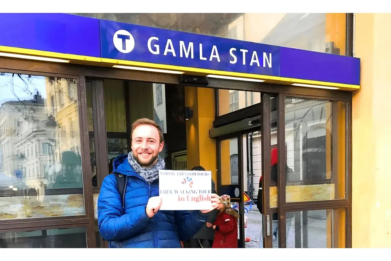 Glad guide vid Gamla Stan tunnelbanestation, redo för en guidad tur i Stockholm.
