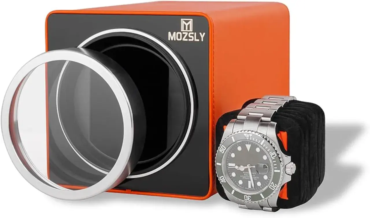Caja enrolladora naranja MOZSLY con un Rolex de acero inoxidable. Los Rolex llevan pilas, pero este reloj automático se mantiene en marcha.