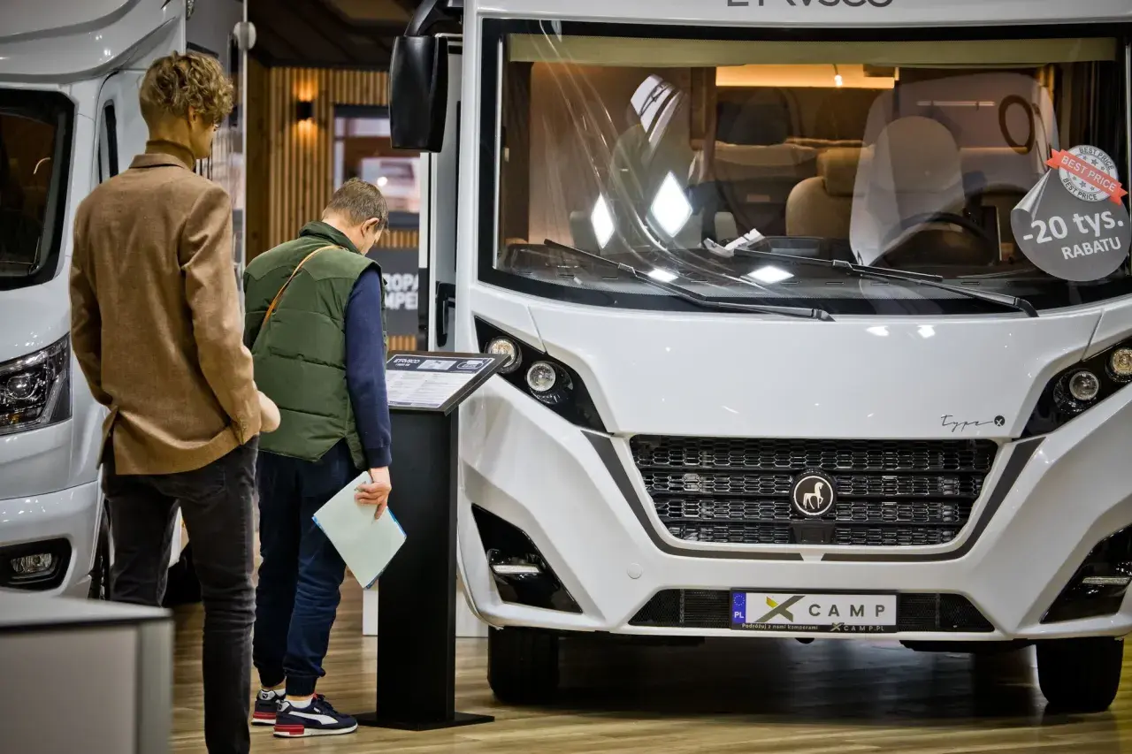 Odwiedzający oglądają kampera na targach caravaningowych Poznań. Promocja -20 tys. rabatu.