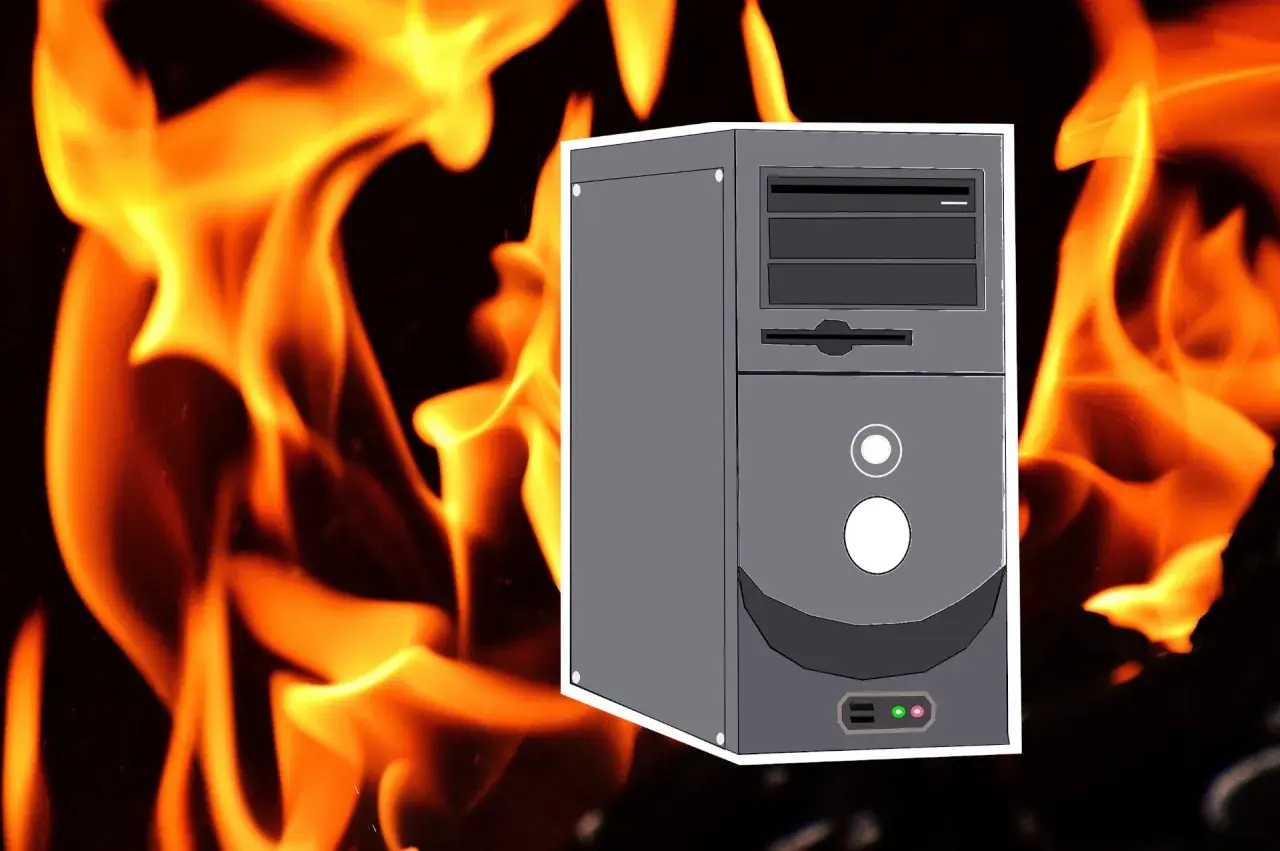 Computergehäuse vor Flammen, deutet auf eine zu hohe CPU-Temperatur hin.
