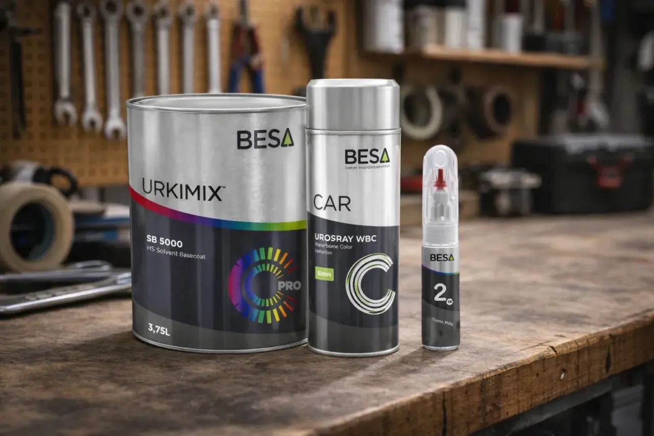 Trois produits de peinture BESA : une grande boîte de peinture alkyde URKIMIX, une boîte de peinture pour voiture CAR et un stylo retouche.