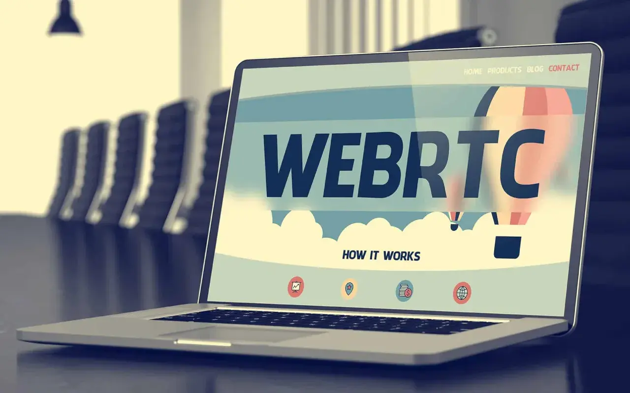 Un ordinateur portable affiche une page web avec le logo WEBRTC et un ballon.