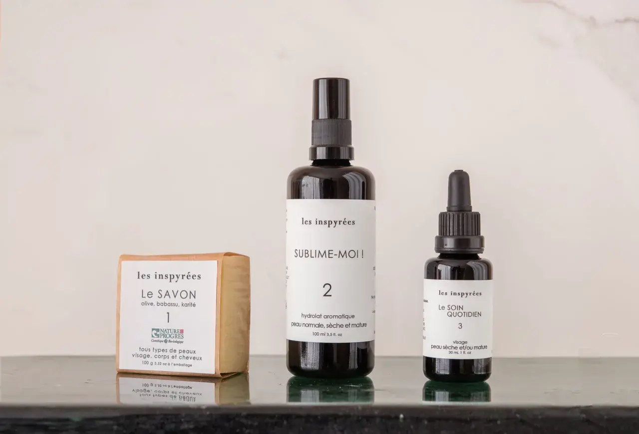 Savon, hydrolat et soin quotidien pour dire adieu à la peau sèche. Une routine naturelle pour une peau douce et hydratée.