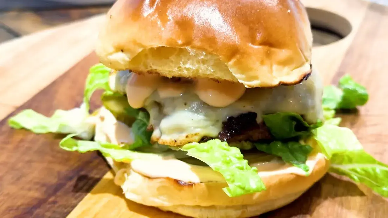 Jak usmażyć burgera na patelni, by był soczysty i idealny