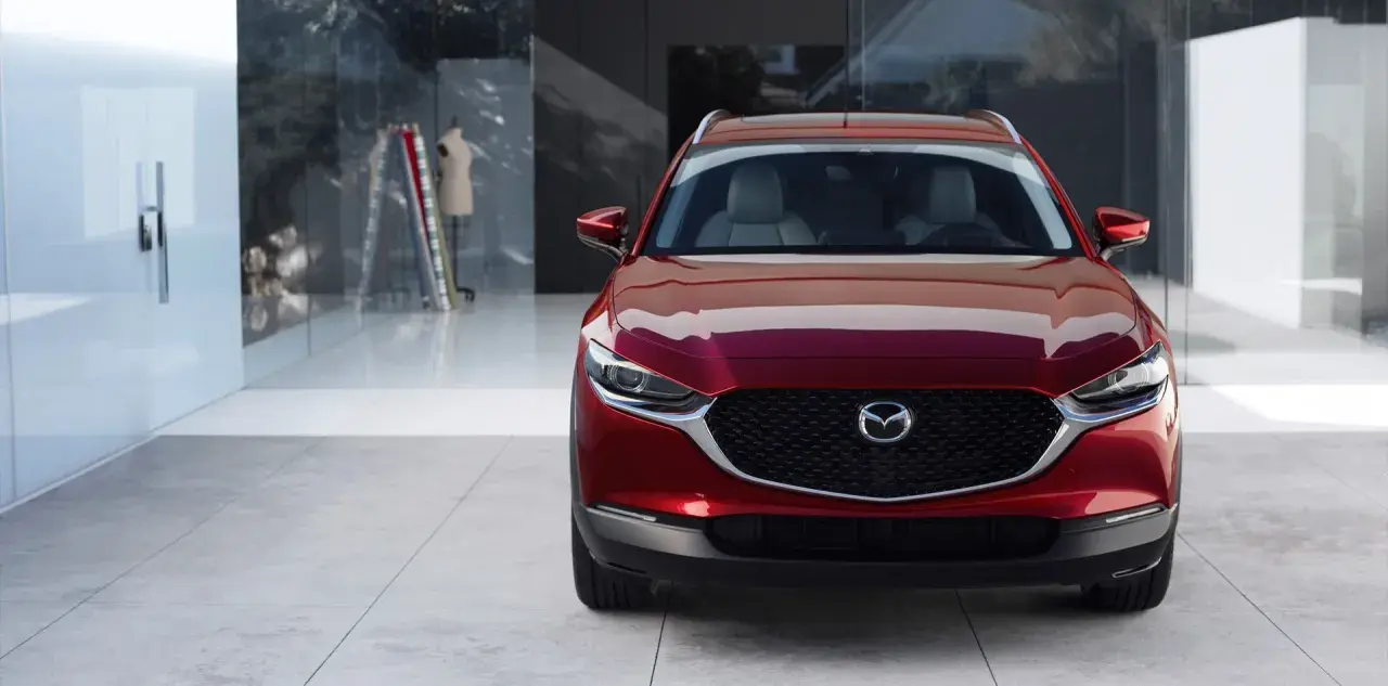 Elegancka, czerwona Mazda CX-30 prezentuje się stylowo. Sprawdź jej atrakcyjną mazda cx 30 cenę i poczuj wolność na drodze.