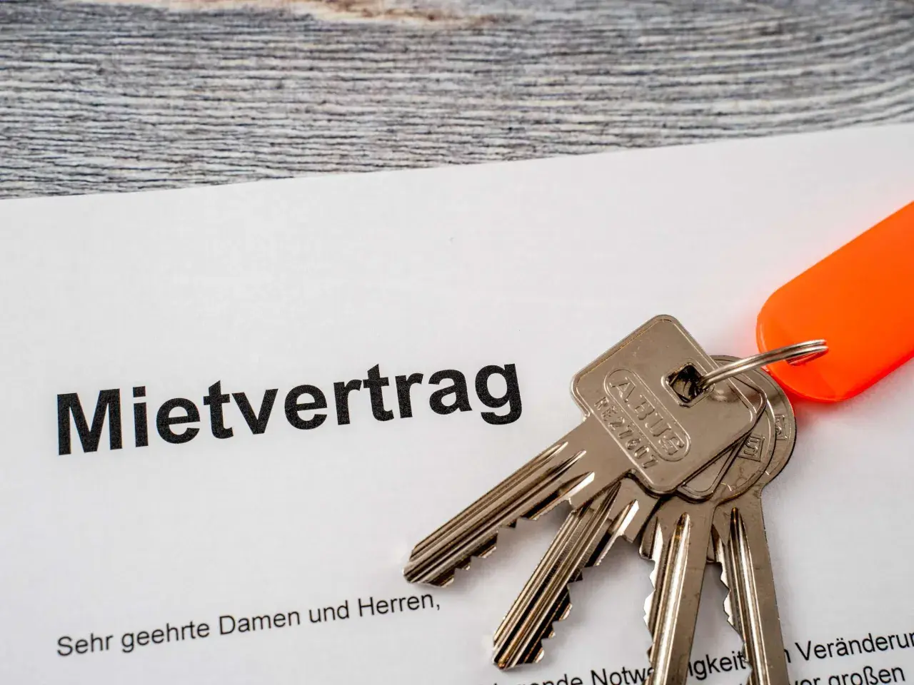 Schlüssel und Mietvertrag liegen bereit. Die Frage, wie lange darf ein Mieter Besuch haben, ist oft im Vertrag geregelt.