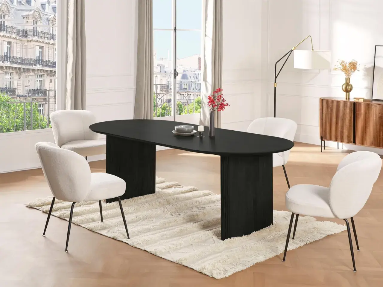 Un elegante tavolo nero ovale con sedie bianche in bouclé: un perfetto esempio di come abbinare sedie al tavolo per un look moderno.