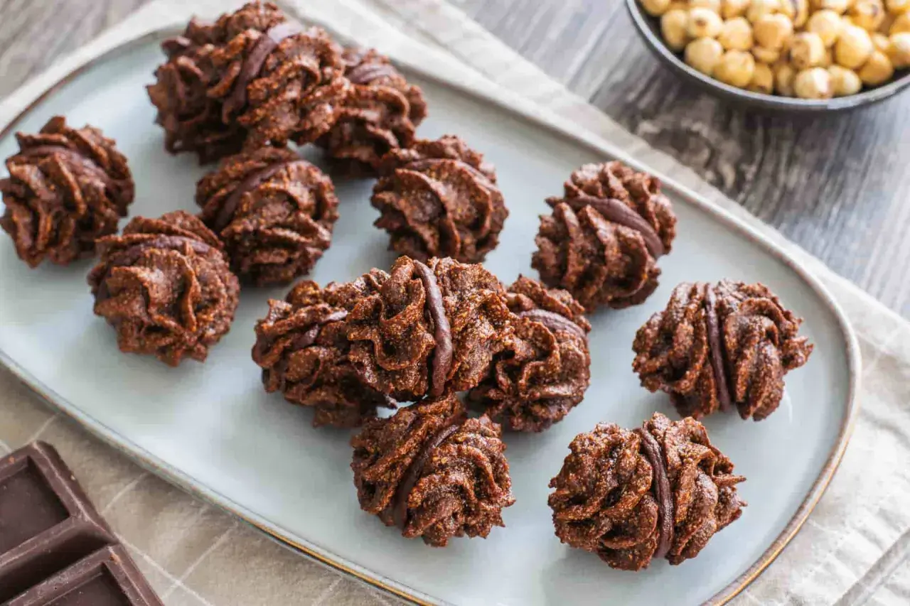 Deliziosi baci di Alassio al cioccolato, con la loro forma irregolare e il ripieno goloso, pronti per essere gustati.