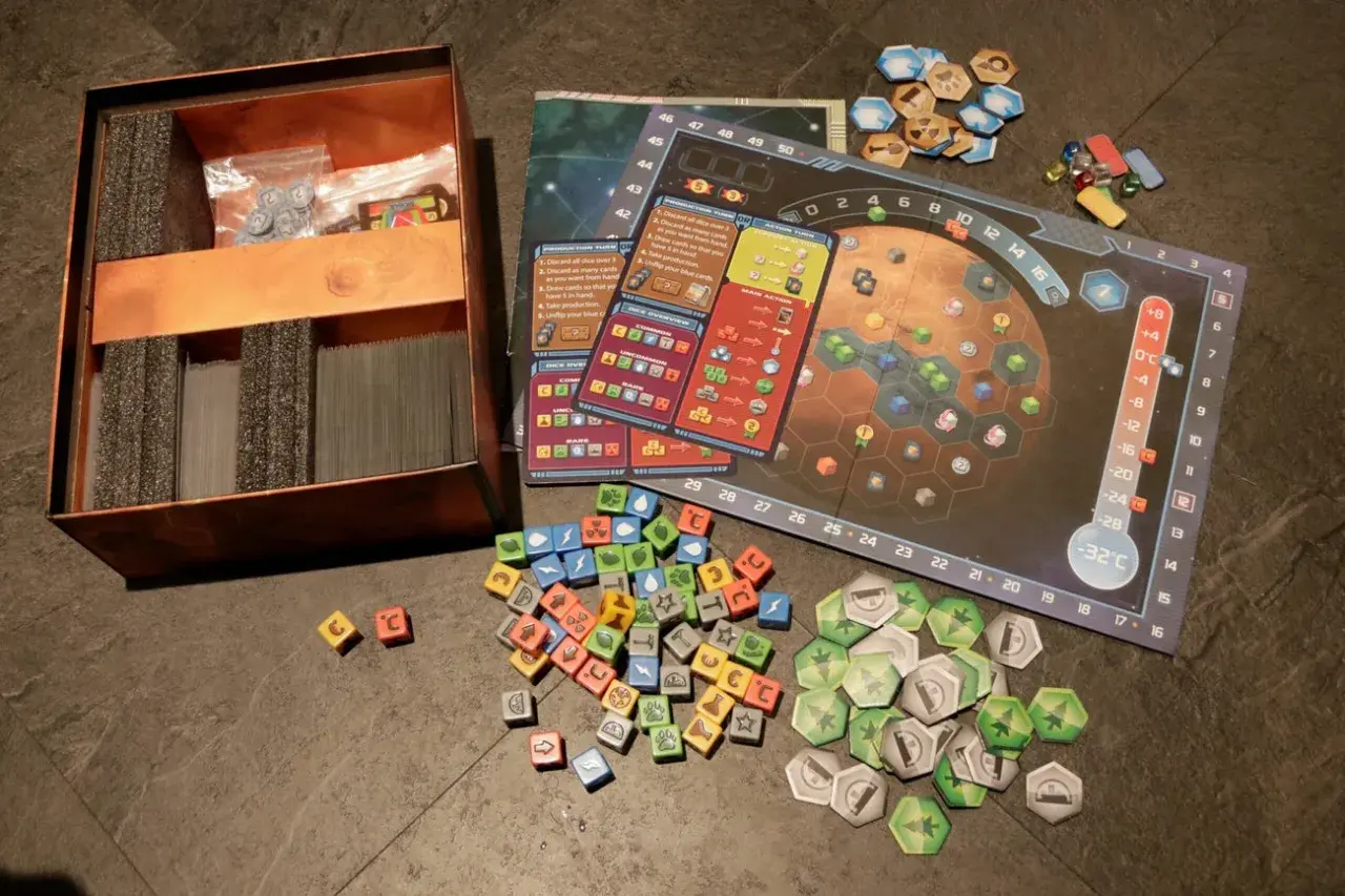 Blick auf ein Mars-Brettspiel mit vielen Würfeln, Karten und Spielsteinen. Ein Paradies für Fans von Fantasy-Brettspielen!