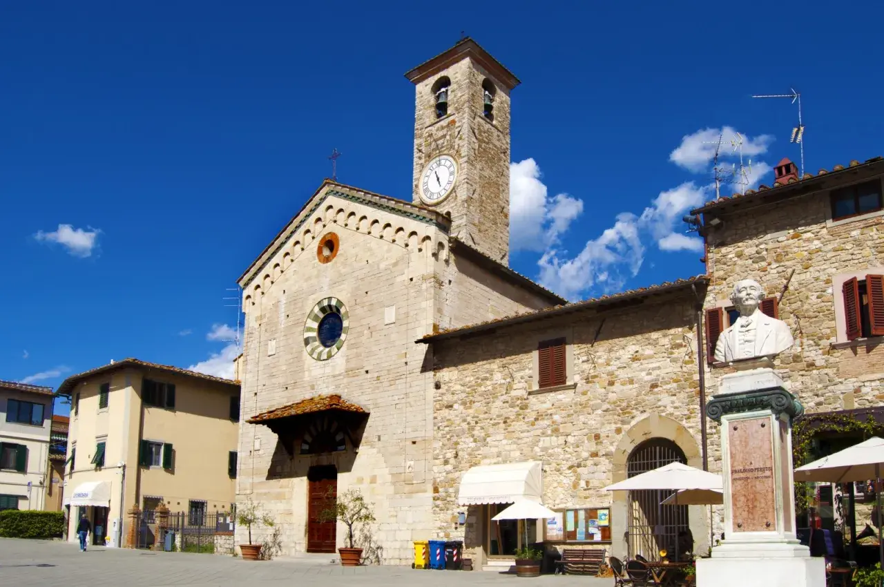 Piazza a Bagno a Ripoli: chiesa romanica con campanile, busto marmoreo e negozi. Cosa vedere in questo borgo toscano.