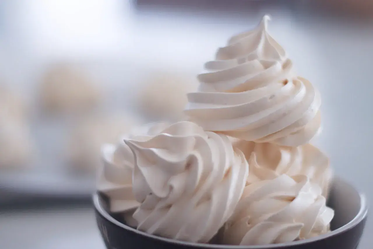 Délicieuses meringues dans un bol, prêtes pour le temps de cuisson meringue four traditionnel. Légères et aériennes.