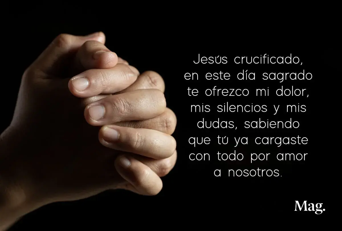 Manos unidas en oración, reflejando la fe y la esperanza en oraciones cristianas cortas.
