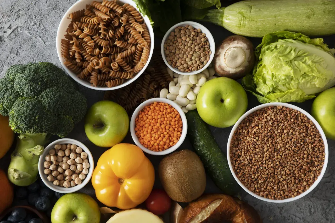 Assortiment de légumes, fruits et céréales, riches en fibres solubles, pour une alimentation saine.