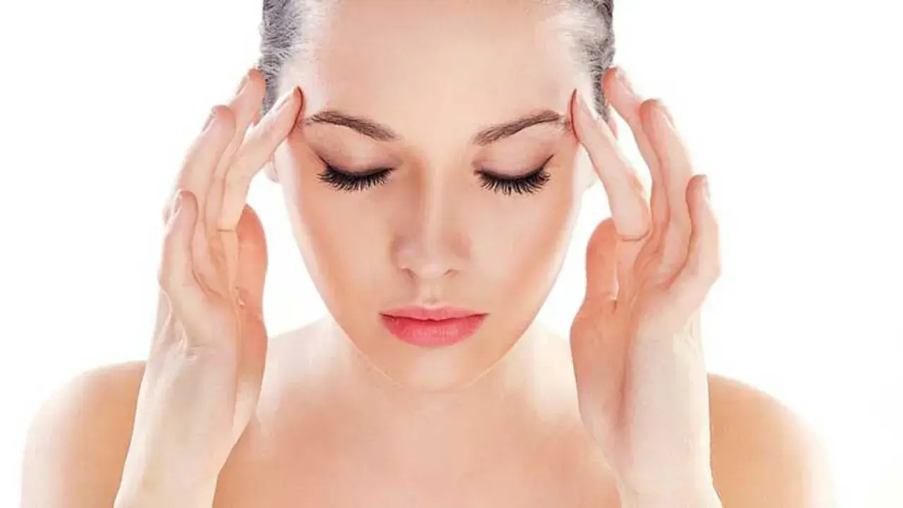 Donna con le mani sulle tempie, soffre di mal di testa da stress. Scopri come farlo passare con rimedi naturali.
