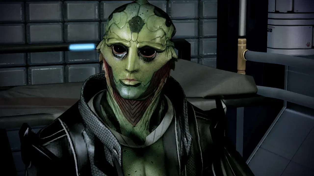 Thane Krios, postać z Mass Effect 2, z zieloną skórą i ciemnymi oczami, w czarnym płaszczu. Jego obecność budzi nadzieję na romantyczne chwile.