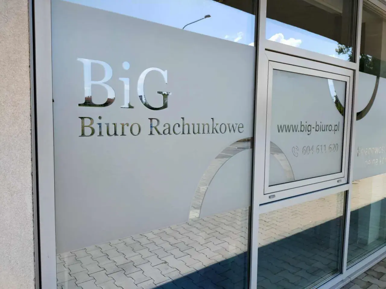 Logo "BiG Biuro Rachunkowe" na witrynie z adresem www i numerem telefonu.