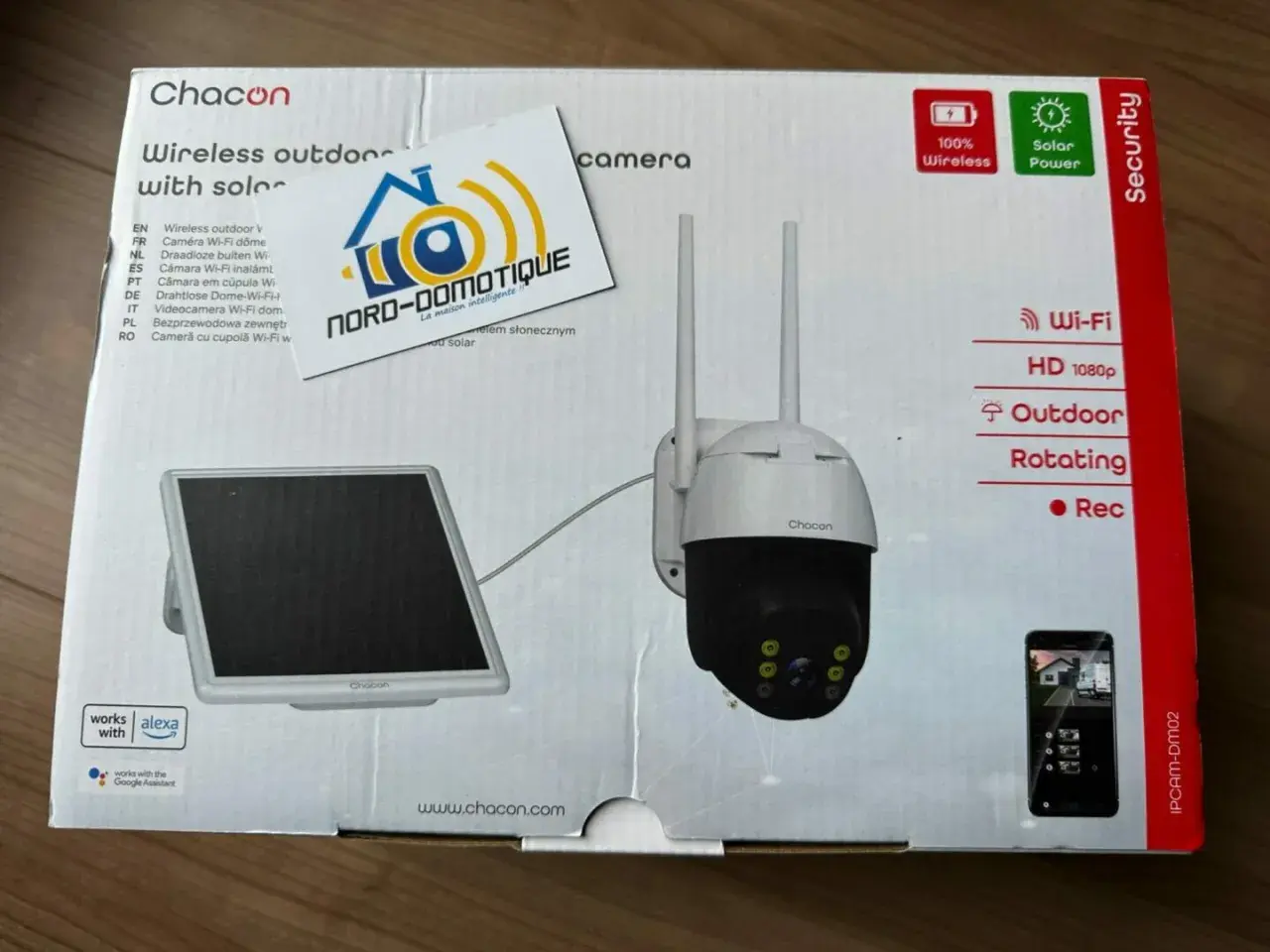 Boîte de caméra Chacon, modèle IPCAM-DM02, avec panneau solaire. Le mode d'emploi est inclus.