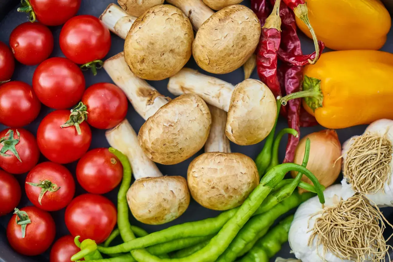 Pomodori, funghi, peperoni gialli, peperoncini secchi, aglio, cipolla e peperoncini verdi. Una varietà di verdure fresche, perfette per ogni ricetta.