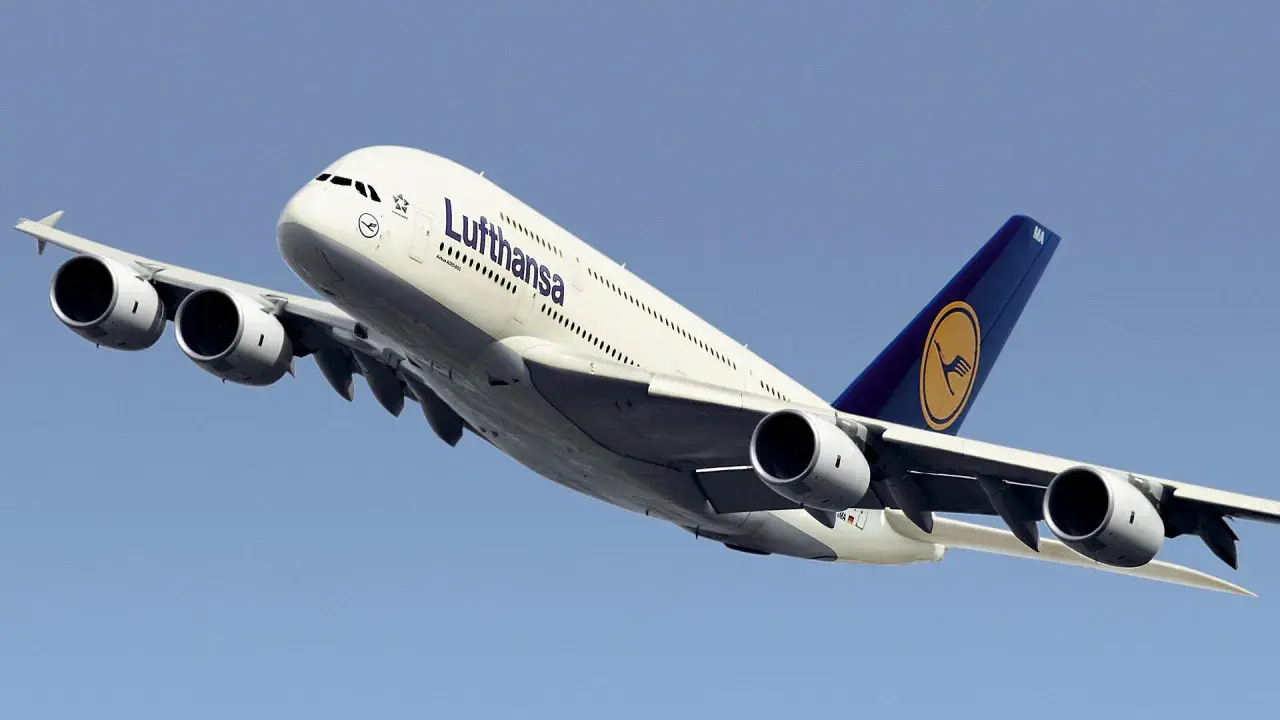 Ein A380 Airbus der Lufthansa hebt ab.