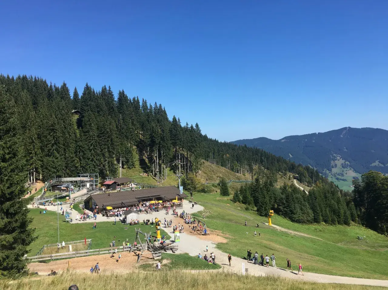 Sommerliche Kolbensattel Wanderung mit vielen Besuchern, Spielplatz und Bergblick.